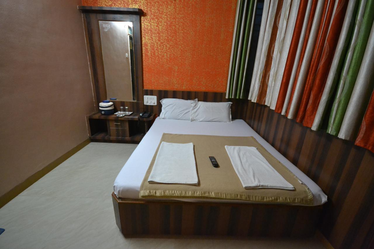 Hotel Sai Hari Prasad Shirdi Buitenkant foto