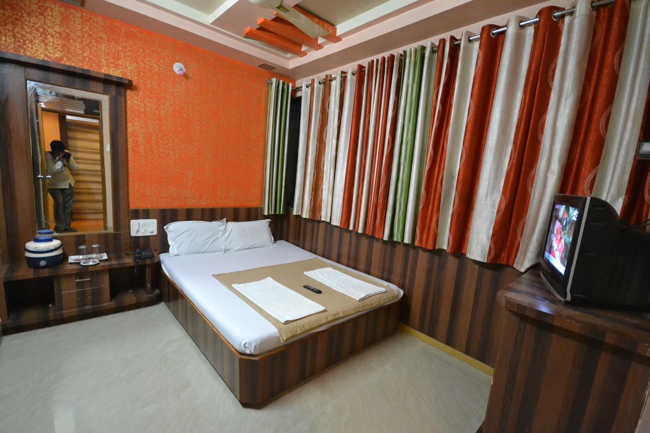 Hotel Sai Hari Prasad Shirdi Buitenkant foto